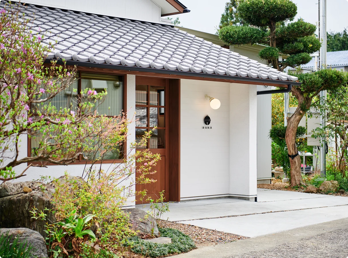 まるたま茶屋さんの和モダンな店舗外観と美しい庭木